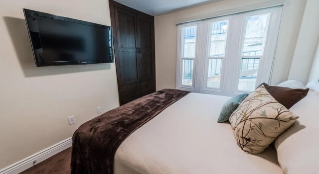 Prime Location EdelWeiss Luxury Condo by RedAwning, Забронировать Апартаменты/квартира Отели Парк-Сити с парковкой, рядом с Sunflower Condos Bus Stop, Парковка