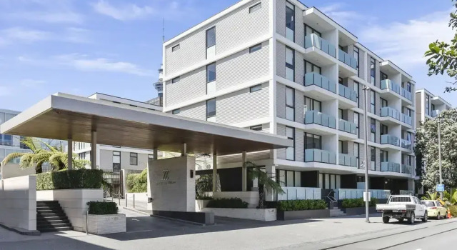 Luxury Living on Waterfront with Large Sunny Deck by Urban Butler, Забронировать Апартаменты/квартира Окленд регион Окленд, рядом с Westhaven Marina
