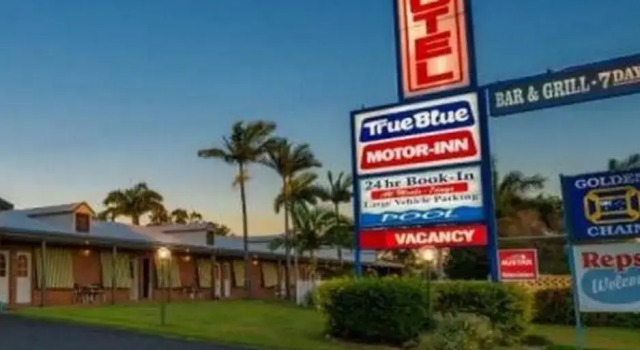 Кровать в общем номере True Blue Motor Inn