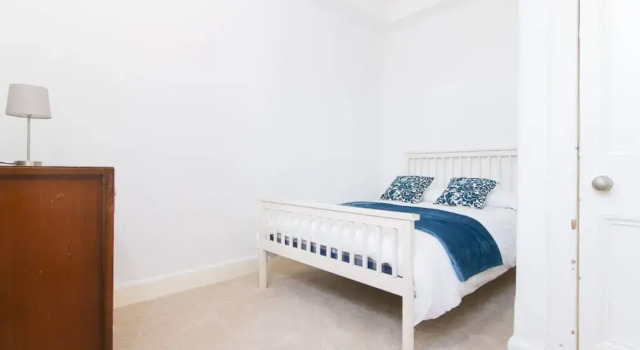 Spacious Flat With Fantastic Views, Забронировать Отель Эдинбург Midlothian, рядом с Холирудское абатство