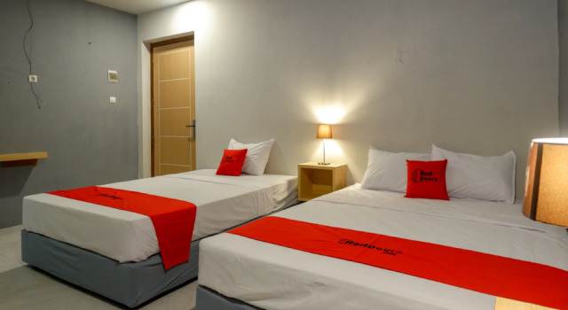Standard Family room RedDoorz Syariah @ Jalan Sultan Agung Tegal