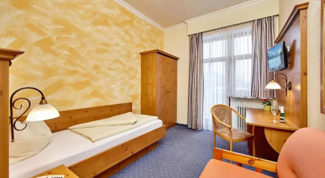 Hotel Vier Jahreszeiten, Забронировать Отель Отели и гостиницы Гармиш-Партенкирхен, рядом с Канатная дорога Ванкбан, Отель