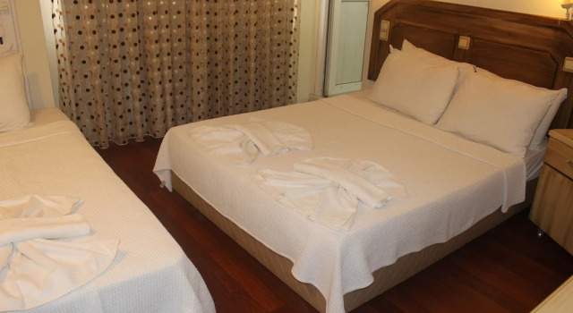 Четырёхместный номер Standard с балконом и с видом на море Hotel Berlin