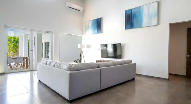 Grand Modern Villa 6-bedroom! Brand New! Heated Jacuzzi!