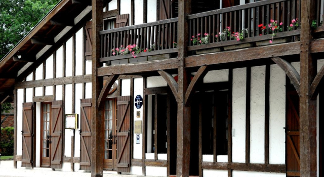 Auberge des Pins, Rezerwuj Hostel Hostele w Landes, Hostel