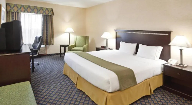 Номер Standard Holiday Inn Express Hotel & Suites Delaware-Columbus Area by IHG