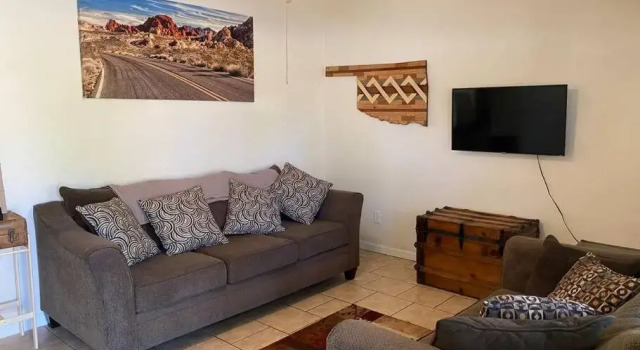 Pet Friendly Neighborhood home near Ft. Sill wagon wheel, Boek Hotel Lawton Oklahoma