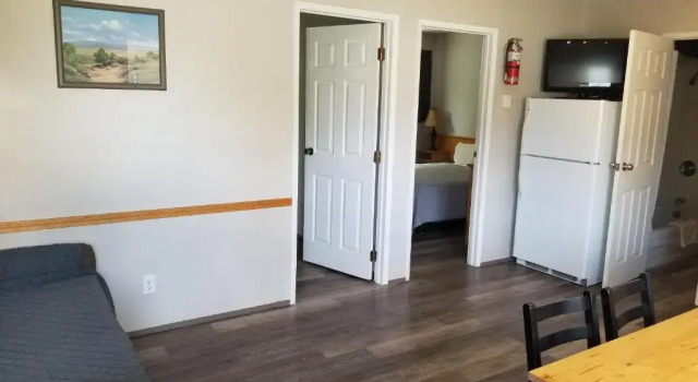 Четырёхместный люкс с 2 комнатами Osoyoos Lakeview Inn & Suites