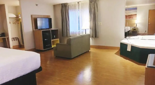 Двухместный люкс Deluxe Days Inn by Wyndham Osage Beach Lake of the Ozarks