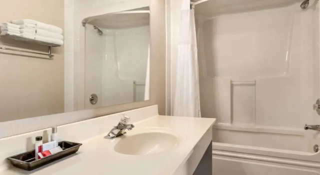 Шестиместный номер Standard Travelodge Kingston LaSalle Hotel