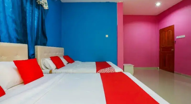 Четырёхместный люкс OYO 89933 Nun Hotel