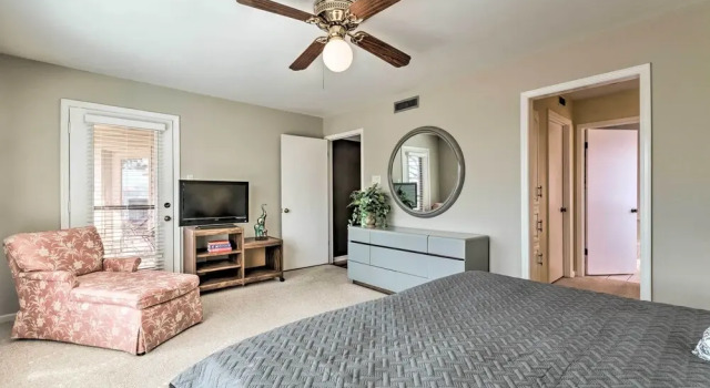 Balcony, Pool & Hot Tub: Cozy Condo in Arkansas!