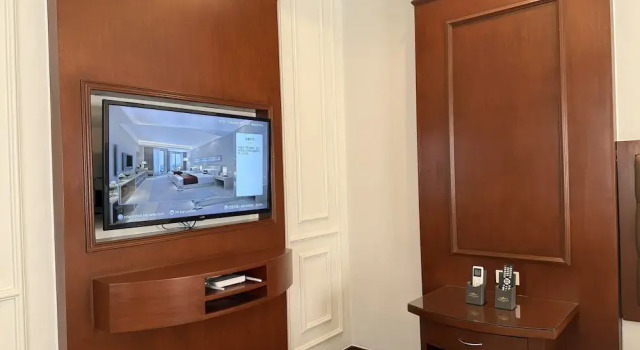 Трёхместный номер Standard Madison Crown Hotel