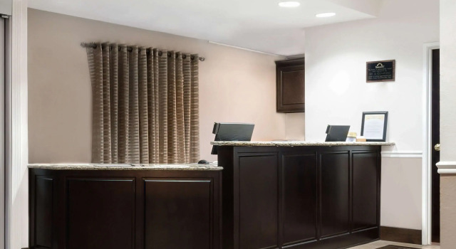 Days Inn & Suites by Wyndham Dallas