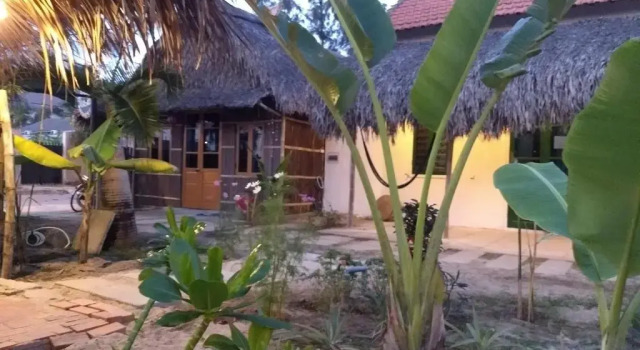 Бунгало с видом на сад The Seaside Bungalow Hostel and Bar