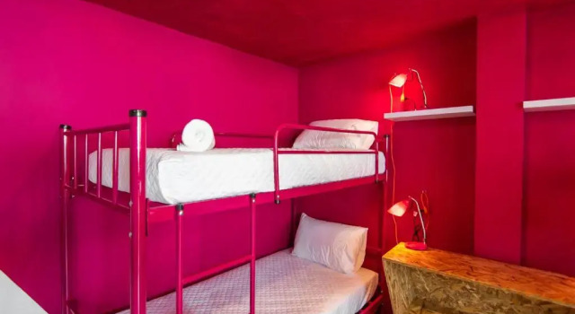 Кровать в общем номере Why Not Hotel