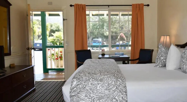 Monterey Pines Inn, Забронировать Отель Монтерей Виноградники Монтерей, рядом с Спортивный центр Monterey