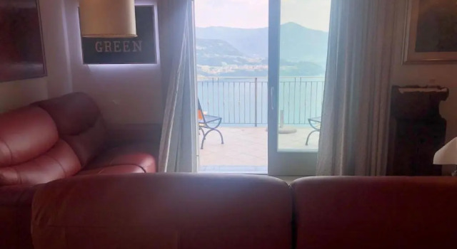 Апартаменты La villetta in residence con piscina e vista lago