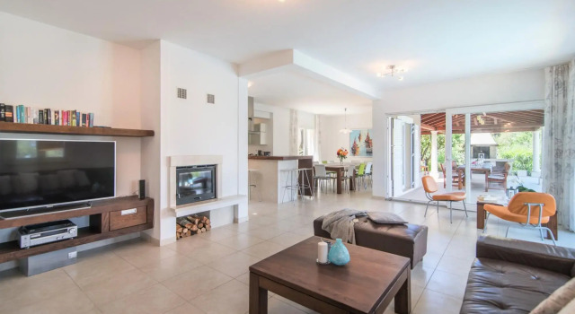 Gumonca in Supetar with 6 bedrooms and 5 bathrooms