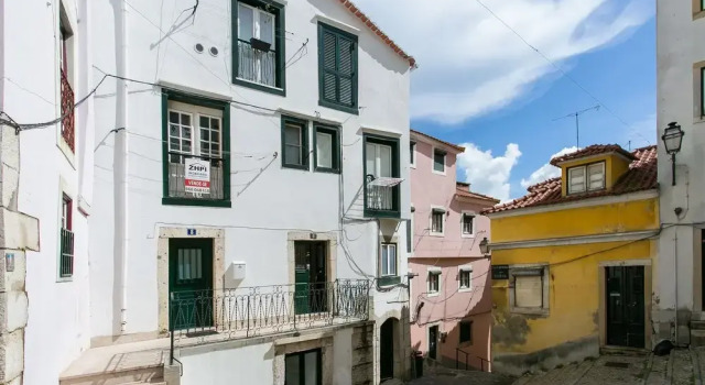 ALTIDO Modern Apt for 5 w/ workspace&private entrance, moments from Lisbon Cathedral