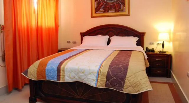 Кровать в общем номере Hotel Perla Verde