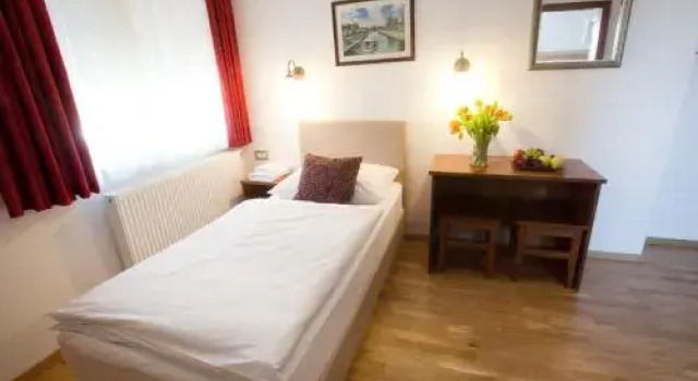 Guesthouse KUBUS, Забронировать Отель Отели Среднесловенского региона 3 звезды, 3*