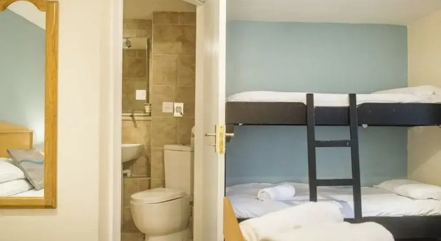 Четырёхместный номер Standard Wellington Hotel