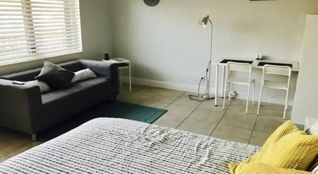 Petrina Studio Apartment, Rezerwuj Apartament Hotele w Broward County z parkingiem, Parking
