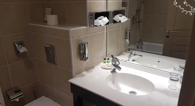 Четырёхместный семейный номер Standard c 1 комнатой с балконом и с видом на сад Logis Hôtel Synaya