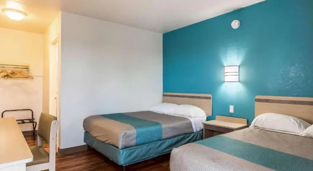 Четырёхместный номер Standard Motel 6-Janesville, WI