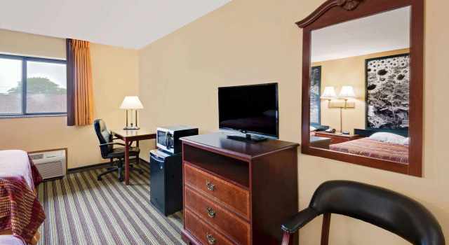 Super 8 by Wyndham Iowa Falls, Varaa Hotelli Hotellit Iowa uima-altaalla, Uima-allas