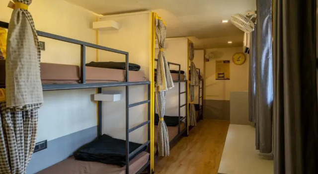 Кровать в общем номере The Hosteller Lonavala
