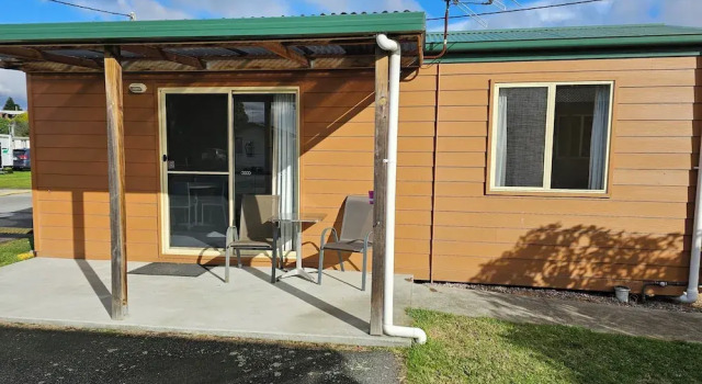 Коттедж Snug Beach Cabin And Caravan Park