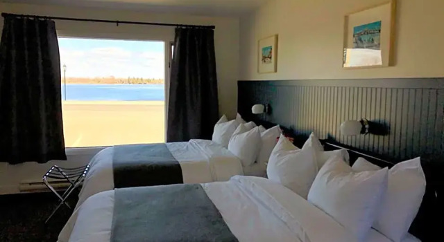 Номер Standard с видом на озеро The Bayview Motel - Fort Frances, ON - Lakeside Motel