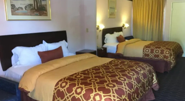 Четырёхместный номер Standard Executive Suites Inn