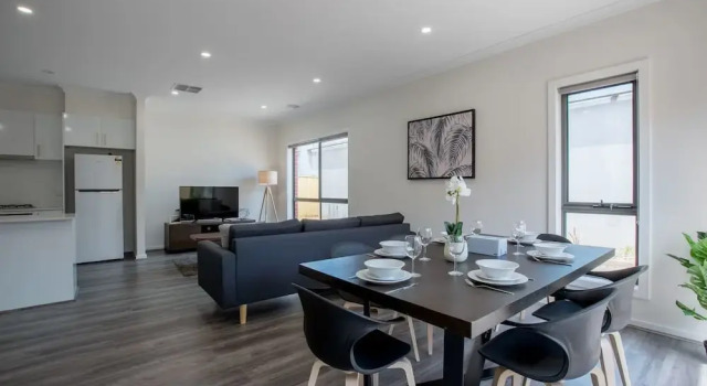 Comfy And Warm Home In Point Cook, Book Hotel Hotels in Point Cook with Parking, Parking