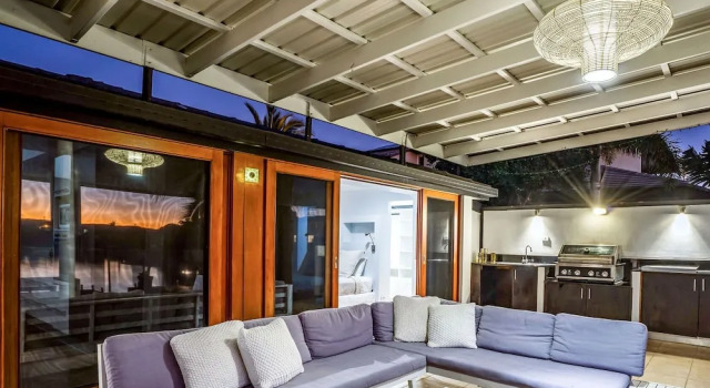 The Savoy Beach House, Забронировать Дом для отпуска Коттеджи Голд-Кост, рядом с Florida Gardens Tram Station, Коттедж