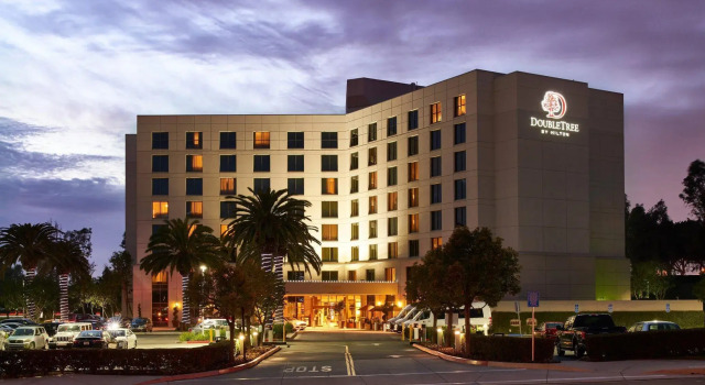 Четырёхместный номер Standard DoubleTree by Hilton Irvine Spectrum
