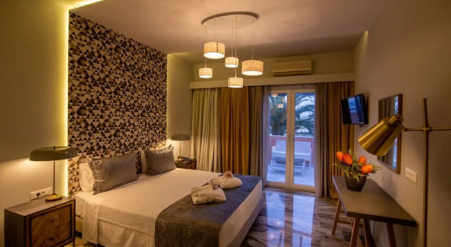 Полулюкс c 1 комнатой с балконом и с видом на море Sunrise Resort Hotel