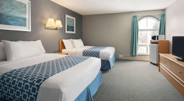 Четырёхместный номер Standard Travelodge by Wyndham Edmonton Airport