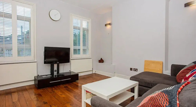 1 Bedroom Apartment in Heart of Shepherd's Bush Accommodates 4, Varaa Huoneisto Asunnot kohteessa Merseyside, Huoneisto