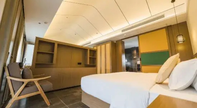 Люкс Business Songfengju Courtyard Hotel (Xingyi Wanfenglin Airport & High-speed Railway Station Branch)