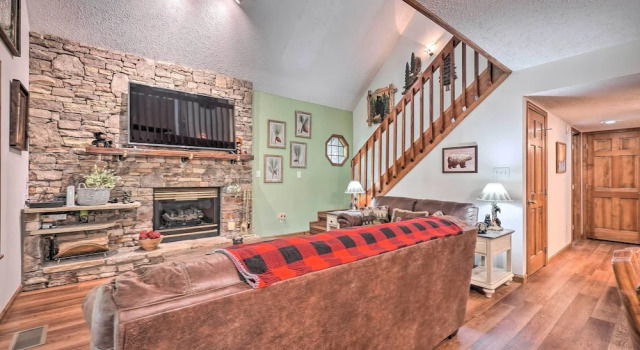 Picturesque Pigeon Forge Cabin w/ Mountain Views, Забронировать Отель Отели Пиджен-Фордж с парковкой, рядом с Cooter’s Place &amp; Museum, Парковка