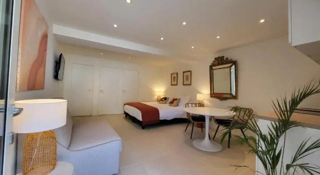 Апартаменты с видом на сад Ideal BnB, Luxury Apartments