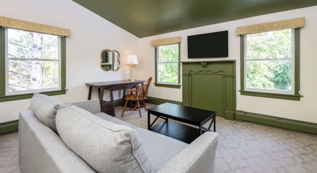 Люкс Deluxe Hideaway Inn Lenox