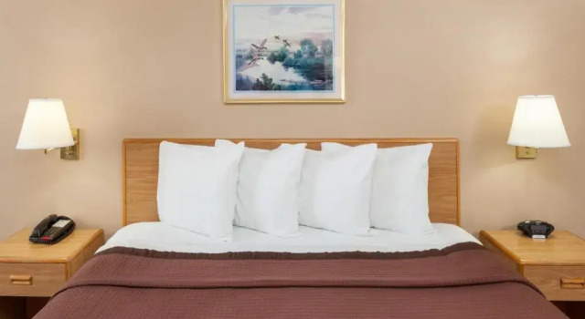 Номер Standard Days Inn by Wyndham Charleston