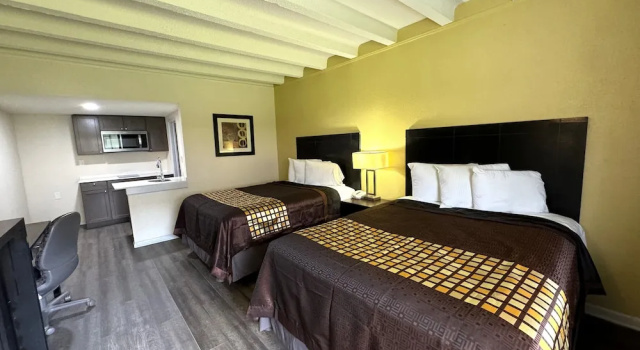 Четырёхместный люкс Deluxe James River Inn & Suites