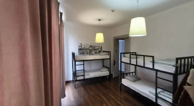 Кровать в общем номере с балконом и с видом на канал Antique Hostel