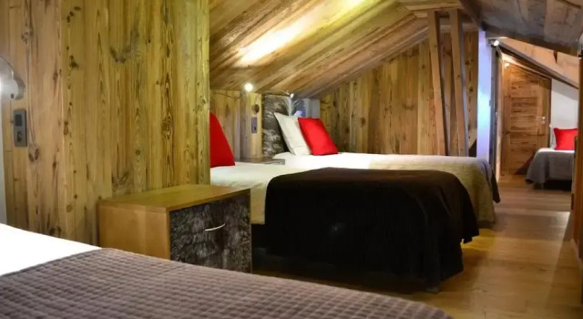 Кровать в общем номере Hôtel Alpina & SPA - Restaurant Oxalis