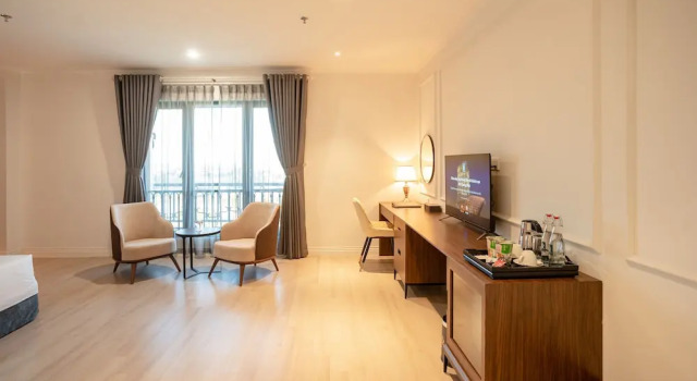 Полулюкс с балконом Rex Quang Binh Hotel